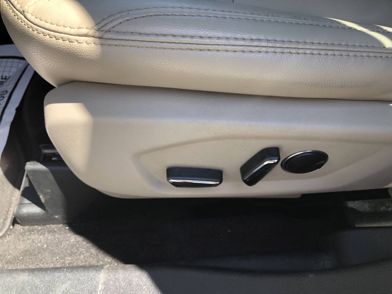 Used 2018 Ford Explorer XLT w/ Equipment Group 202A FWD image 16