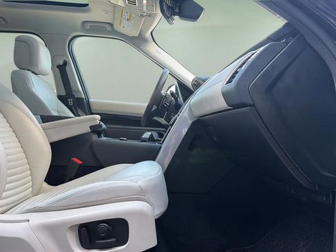 Used 2025 Land Rover Discovery S AWD/4WD image 11