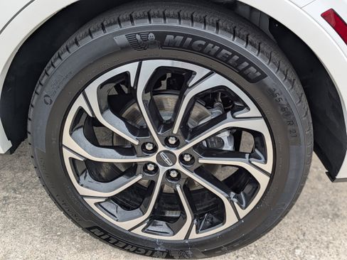 Used 2024 Lincoln Nautilus Reserve image 9