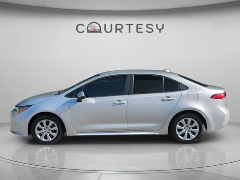 Used 2021 Toyota Corolla LE FWD image 4