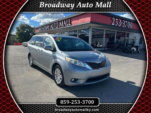 Used 2013 Toyota Sienna XLE image 1