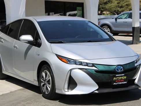 Used 2018 Toyota Prius Prime Premium FWD image 3