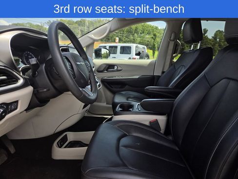 Used 2024 Chrysler Pacifica Touring-L FWD image 11