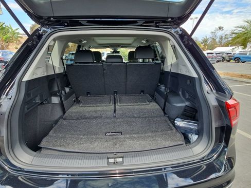Used 2023 Volkswagen Tiguan SE w/ Panoramic Sunroof Package FWD image 12