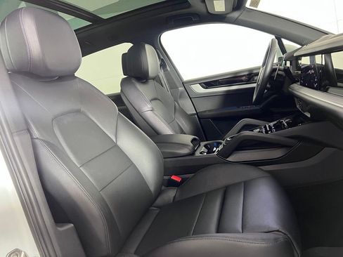 Certified 2024 Porsche Cayenne AWD/4WD image 19