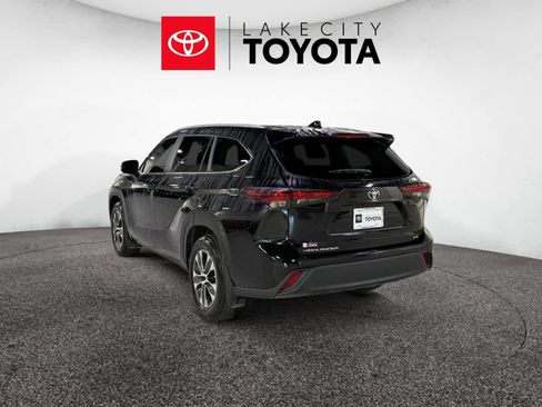 Used 2024 Toyota Highlander XLE FWD image 5