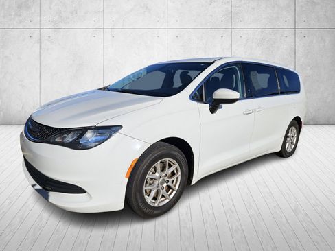 Used 2017 Chrysler Pacifica LX image 2