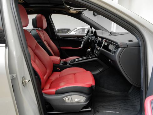 Used 2024 Porsche Macan AWD/4WD image 36