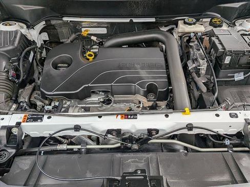 Used 2024 GMC Terrain SLT image 27