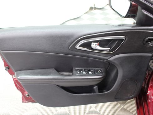 Used 2017 Chrysler 200 Limited Platinum FWD image 5