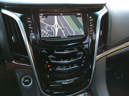 Used 2020 Cadillac Escalade Luxury w/ LPO, Radiant Package image 15