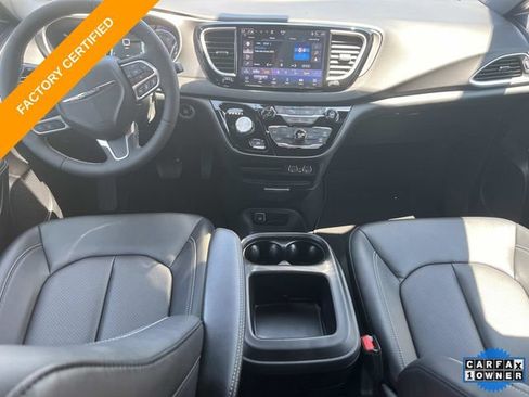 Used 2025 Chrysler Voyager LX FWD image 17
