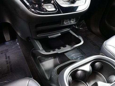 Used 2025 Chrysler Pacifica Select FWD image 32