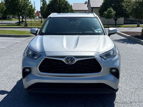 Used 2022 Toyota Highlander XLE AWD/4WD image 3