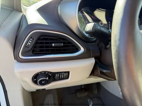 Used 2017 Chrysler Pacifica Touring-L Plus FWD image 27