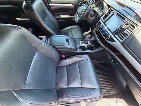 Used 2019 Toyota Highlander XLE FWD image 11