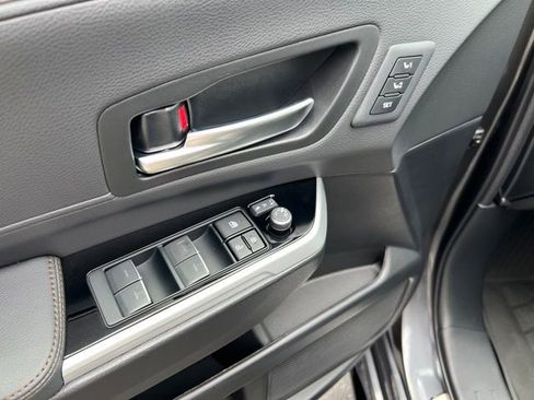 Used 2025 Toyota Sienna Limited image 21