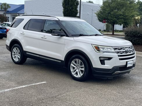 Used 2018 Ford Explorer XLT w/ Equipment Group 202A AWD/4WD image 2