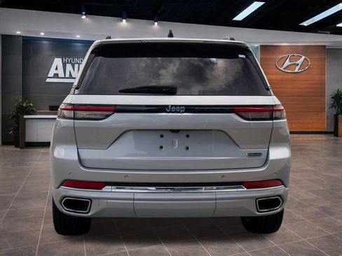 Used 2023 Jeep Grand Cherokee Overland RWD image 12