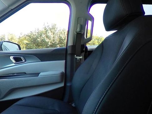 Used 2023 Kia Carnival LX image 19