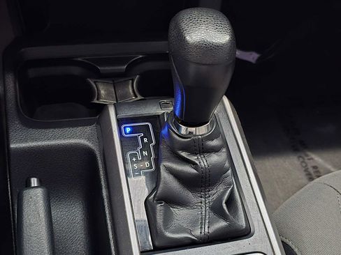 Used 2018 Toyota Tacoma SR5 AWD/4WD image 16
