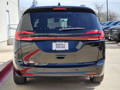 New 2026 Chrysler Pacifica Select w/ S Appearance Package FWD image 4