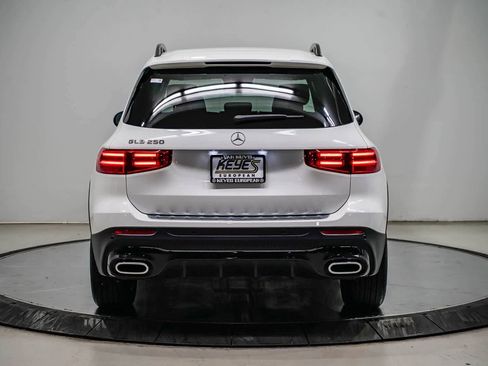 Used 2025 Mercedes-Benz GLB 250 image 3