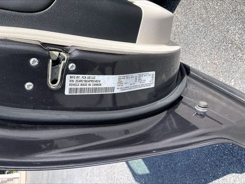 Used 2023 Chrysler Pacifica Touring-L FWD image 19