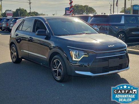 Used 2023 Kia Niro LX image 3