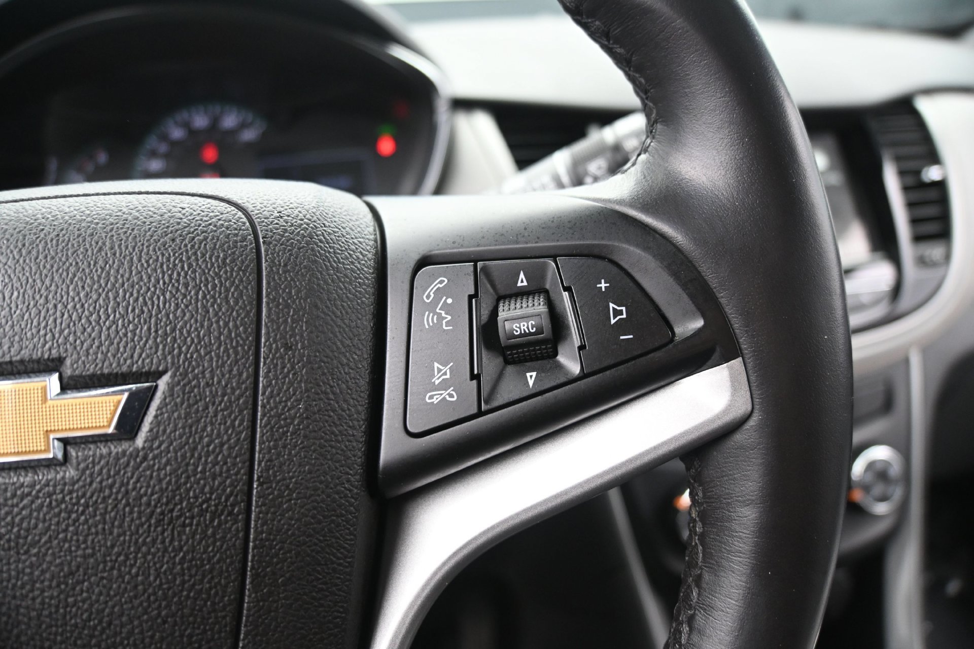 Used 2019 Chevrolet Trax LT w/ Sun & Sound Package AWD/4WD image 23
