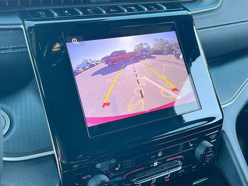 Certified 2025 Jeep Grand Cherokee Altitude image 13