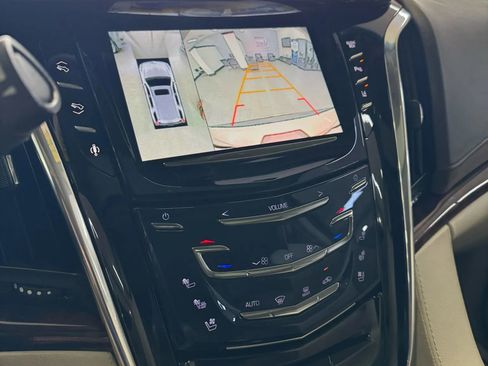 Used 2015 Cadillac Escalade Luxury image 34