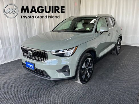 Used 2024 Volvo XC40 B5 Plus w/ Climate Package AWD/4WD image 1