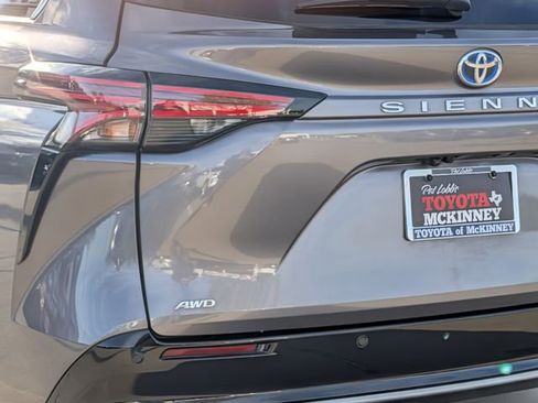 Used 2023 Toyota Sienna Platinum AWD/4WD image 8