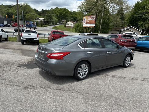 Used 2017 Nissan Altima 2.5 S w/ Power Driver Seat Package FWD image 3