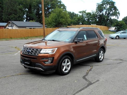 Used 2017 Ford Explorer XLT w/ Equipment Group 201A AWD/4WD image 2