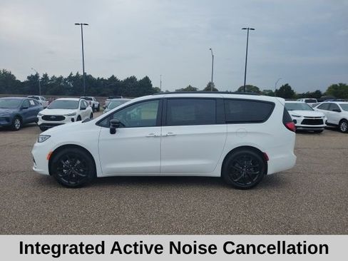 New 2026 Chrysler Pacifica Select w/ S Appearance Package image 3