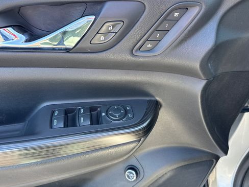 Used 2019 GMC Acadia SLT FWD image 18