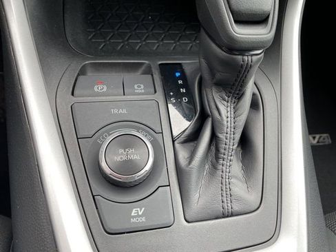 Used 2019 Toyota RAV4 LE w/ Carpet Mat Package image 20