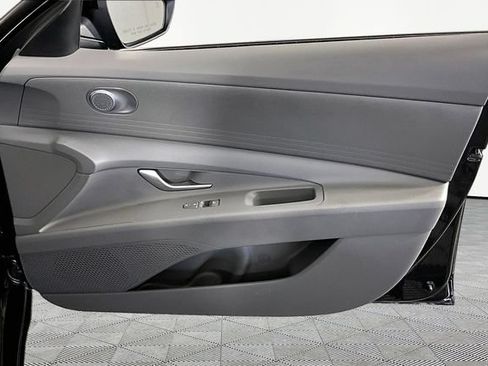 Used 2026 Hyundai Elantra SE FWD image 25