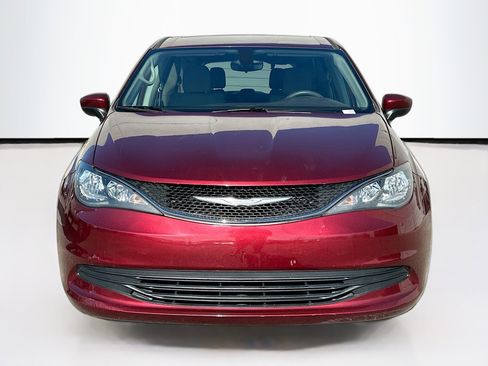 Used 2017 Chrysler Pacifica LX image 2