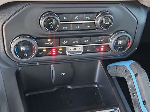 Used 2023 Ford Bronco Wildtrak image 40