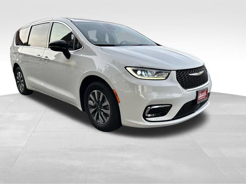 Used 2024 Chrysler Pacifica Limited FWD image 8