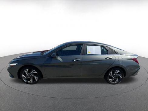 Used 2025 Hyundai Elantra Limited image 9
