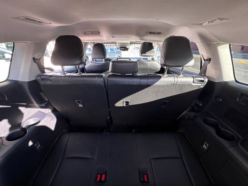 Used 2023 Toyota Highlander XLE image 9