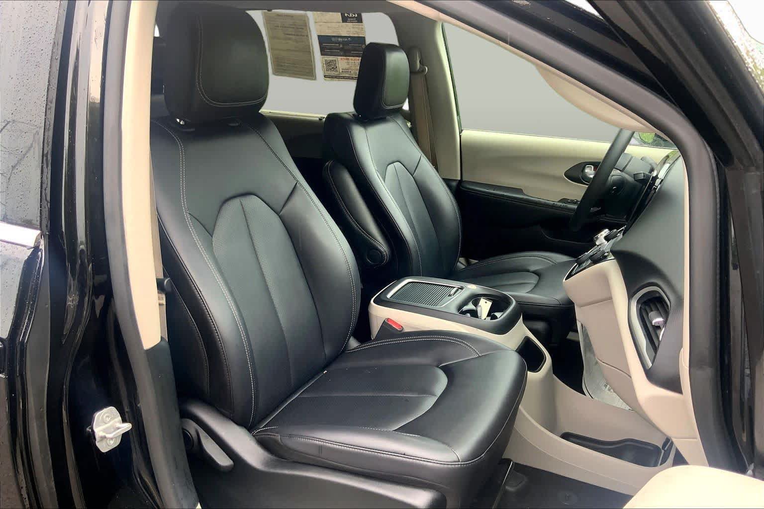Used 2024 Chrysler Pacifica Touring-L FWD image 9