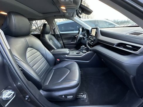 Used 2023 Toyota Highlander XLE image 25