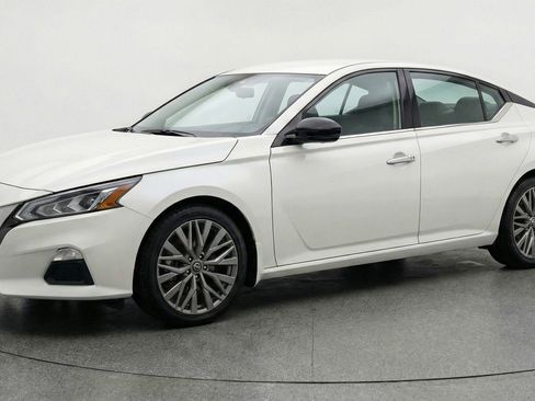 Used 2025 Nissan Altima 2.5 SV image 3
