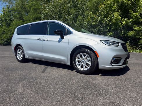 Used 2024 Chrysler Pacifica Touring-L FWD image 3