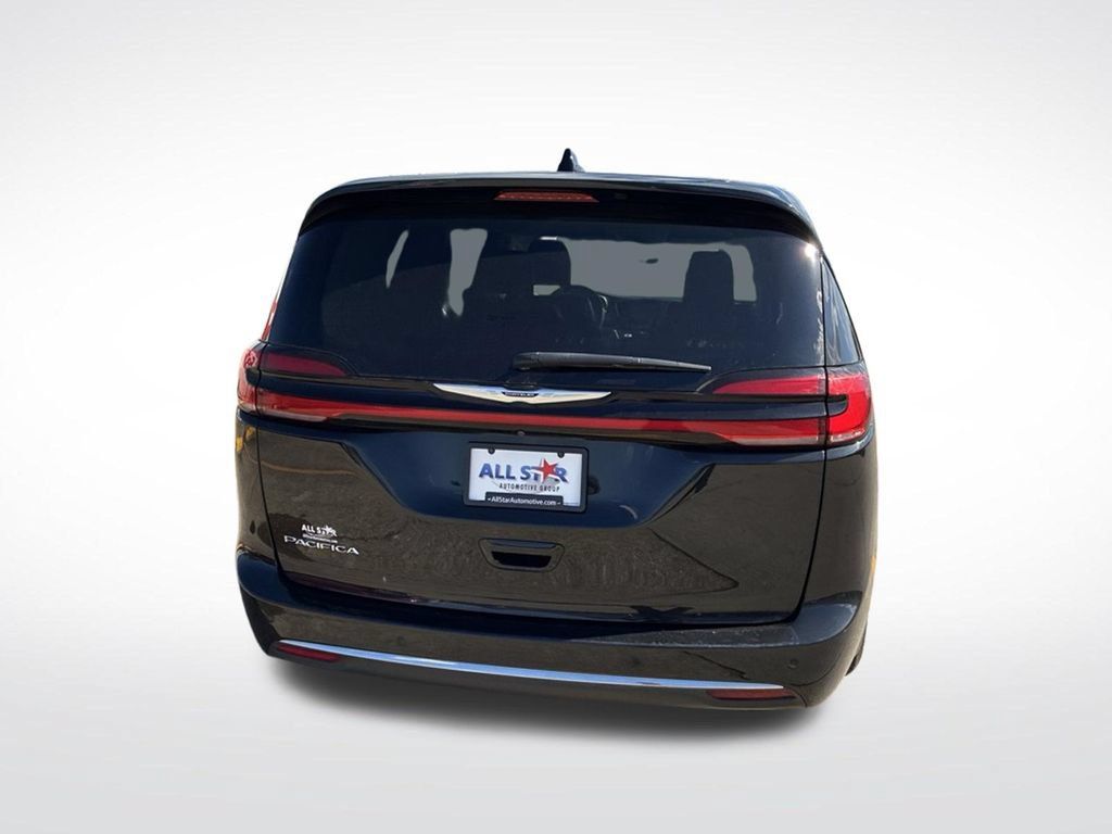 Used 2023 Chrysler Pacifica Touring-L FWD image 7